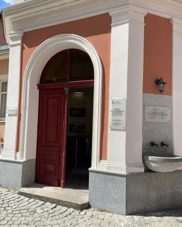 PIJALNIA WODY PRZY EKSPOZYTURZE ŹRÓDŁA MARYSIEŃKA